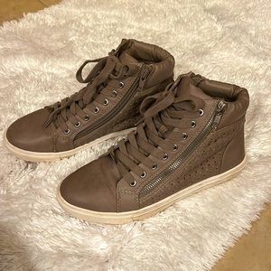 Steve Madden high top shoe